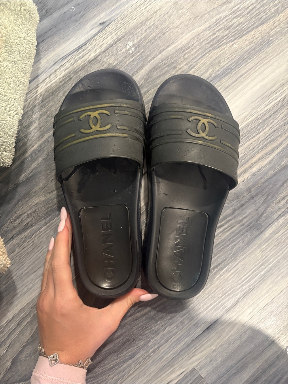 CHANEL Black Slide Sandals with Gold CC Logo - Picture 3 of 3